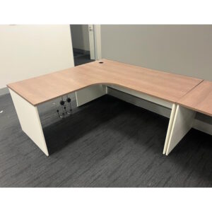 Corner Workstation 1800 x 1800 - 7 available