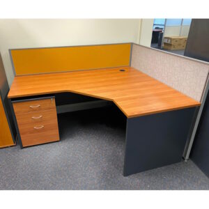 Corner Workstation - 1800 x 1500 - 1 available