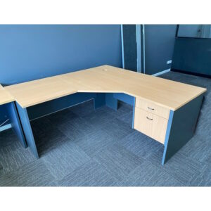 Corner Workstation - 1800 x 1800 - 1 available
