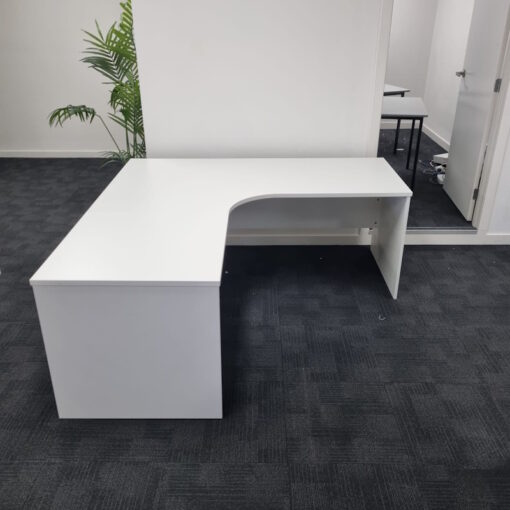 Corner Workstation - 1800 x 1800 - 1 available - Image 2