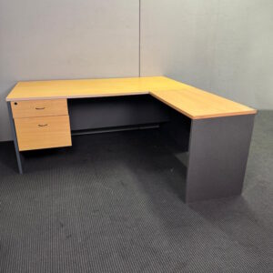 Desk and Return - 1800 x 1800 - 1 available