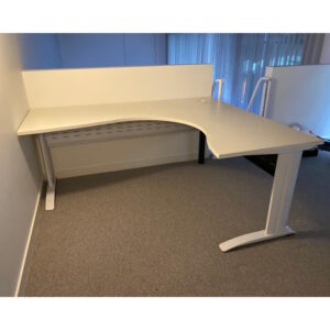 Corner Workstation - 1800 x 1500 - 1 available
