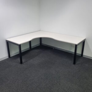 Corner Workstation - 2100 x 1800 - 1 available