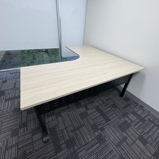 Corner Workstation - 1800 x 1800 - 3 available - Image 3