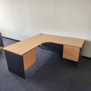 Corner Workstation - 1800 x 1800 - 1 available