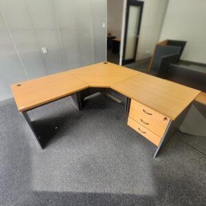 Corner Workstation - 1800 x 1800 - 1 available