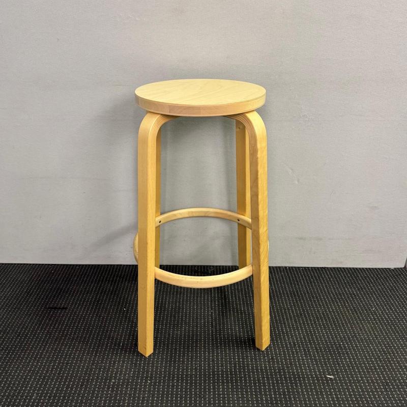 Bar stool 64 by Alvar Aalto for Artek - 6 available - Image 4