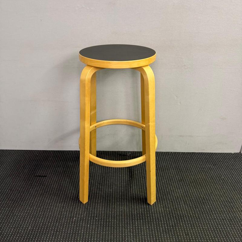 Bar stool 64 by Alvar Aalto for Artek - 2 available - Image 5