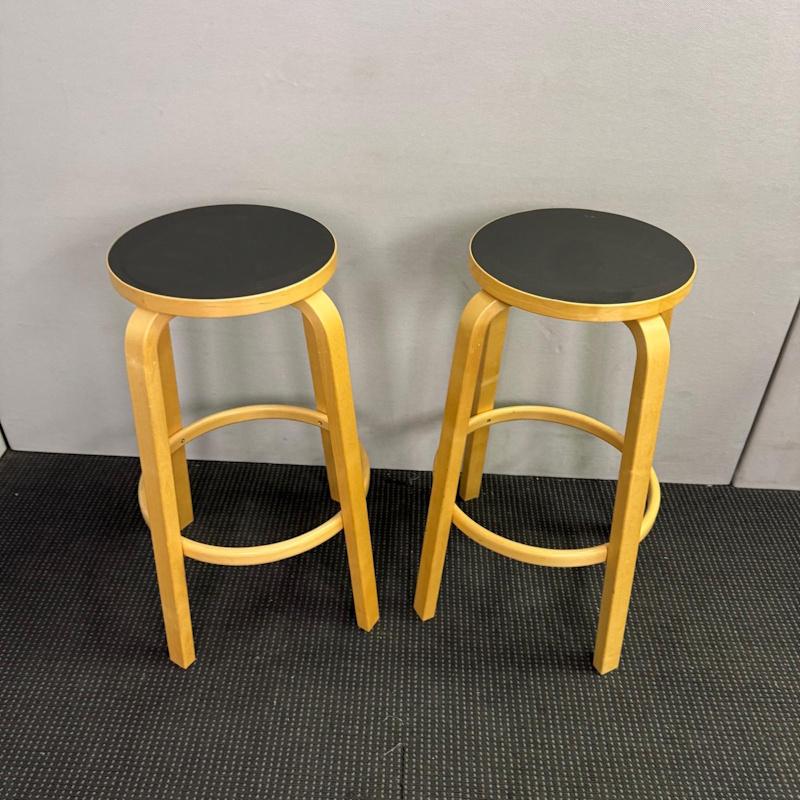 Bar stool 64 by Alvar Aalto for Artek - 2 available - Image 2