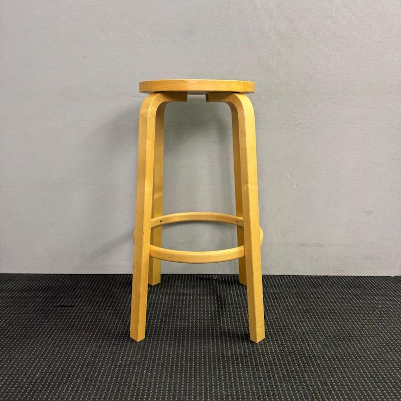 Bar stool 64 by Alvar Aalto for Artek - 2 available - Image 4