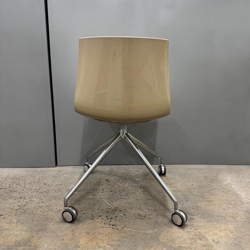 Catifa 46 4 Way Castor & Swivel Chair by Arper - 50 available - Image 7
