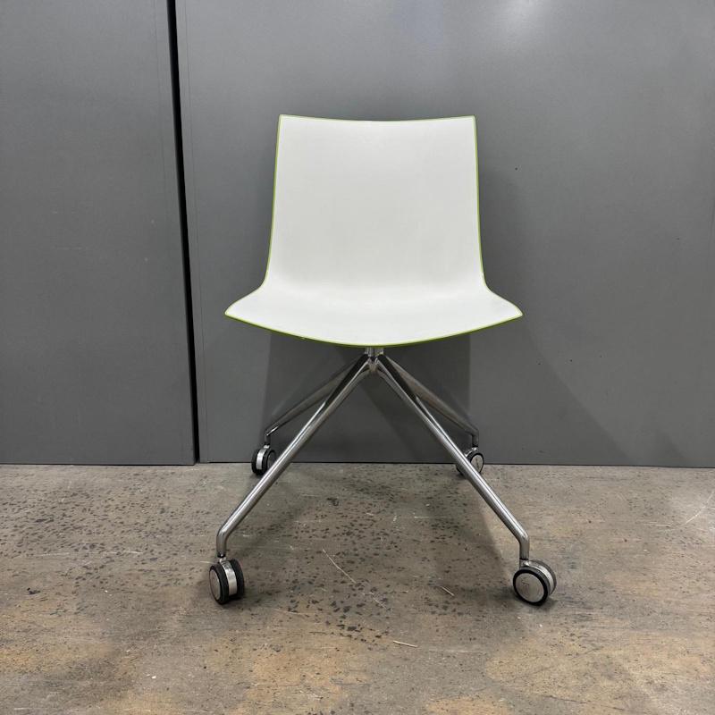 Catifa 46 4 Way Castor & Swivel Chair by Arper - 50 available - Image 4