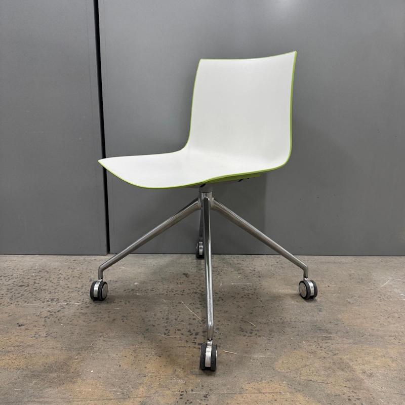 Catifa 46 4 Way Castor & Swivel Chair by Arper - 50 available - Image 3