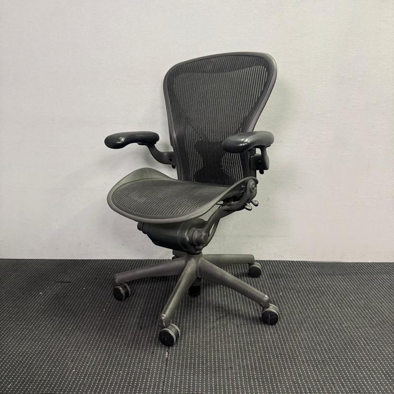 Herman Miller Aeron With PostureFit & Adjustable Arms Size B - 4 available - Image 2