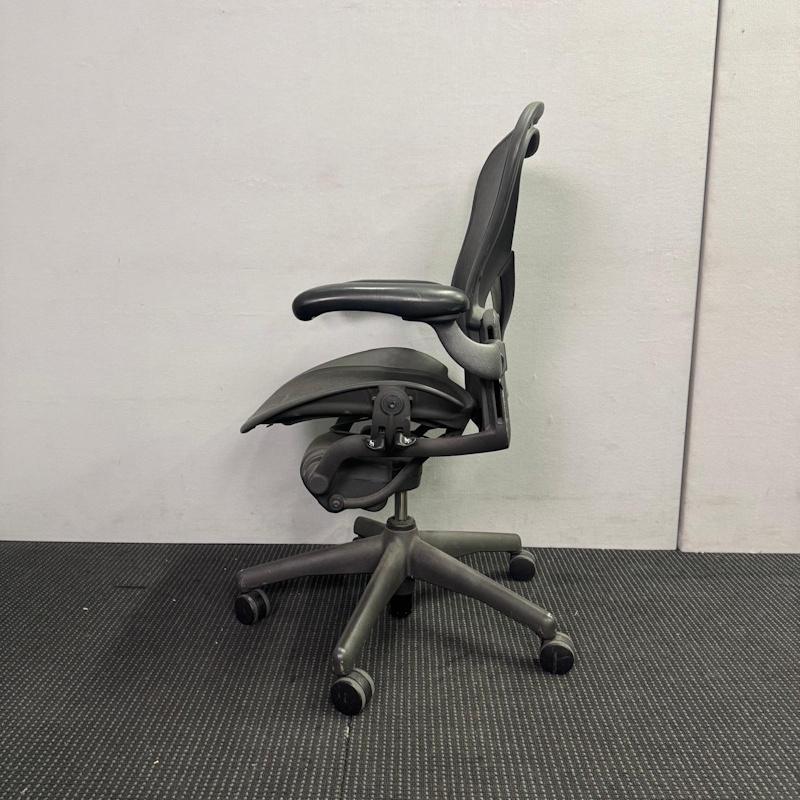 Herman Miller Aeron With PostureFit & Adjustable Arms Size B - 4 available - Image 3